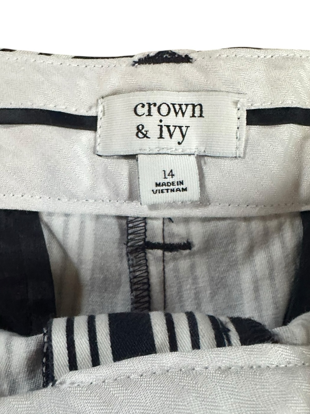 CROWN & IVY navy blue & white striped cotton blend stretch shorts size 14 - Picture 3 of 5